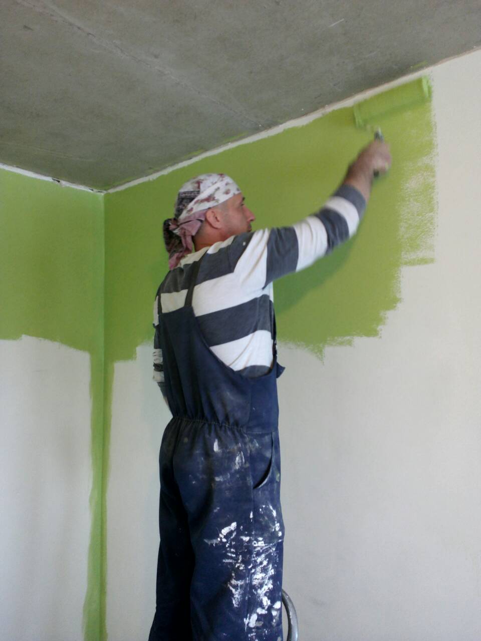 Наш мастер Владимир Александрович красит стены которые сам и выровнял. Заказчикам нравится его работа.