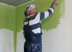 Наш мастер Владимир Александрович красит стены которые сам и выровнял. Заказчикам нравится его работа.